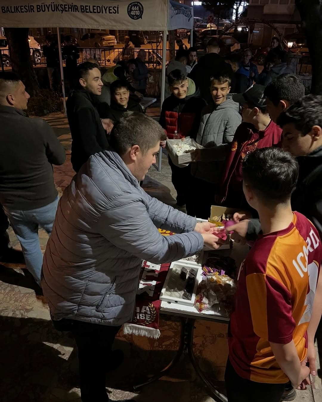ultrAslanLİSE Ayvalık’tan Kadir Gecesi’nde Anlamlı İkram