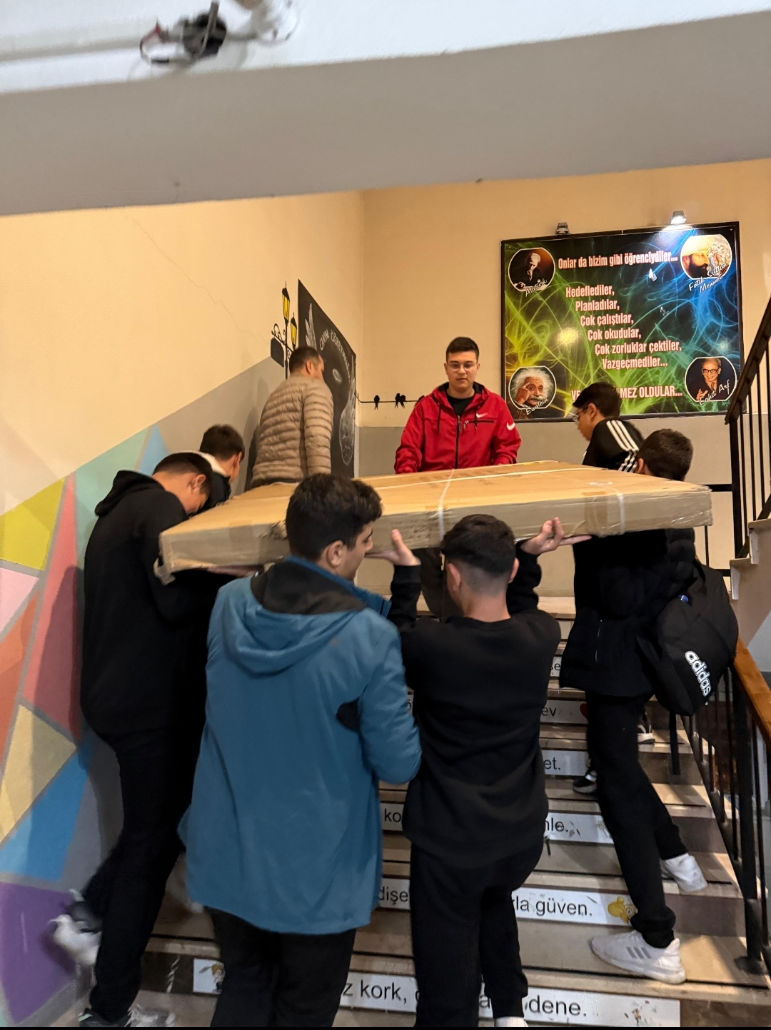 ultrAslanLİSEden Öğrencilere Tenis Ekipmanları Desteği 