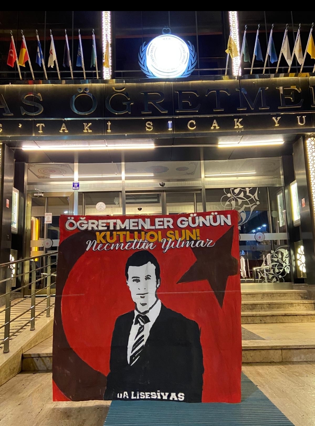 Başöğretmen Mustafa Kemal Atatürk’e ve Tüm Öğretmenlerimize Minnetle