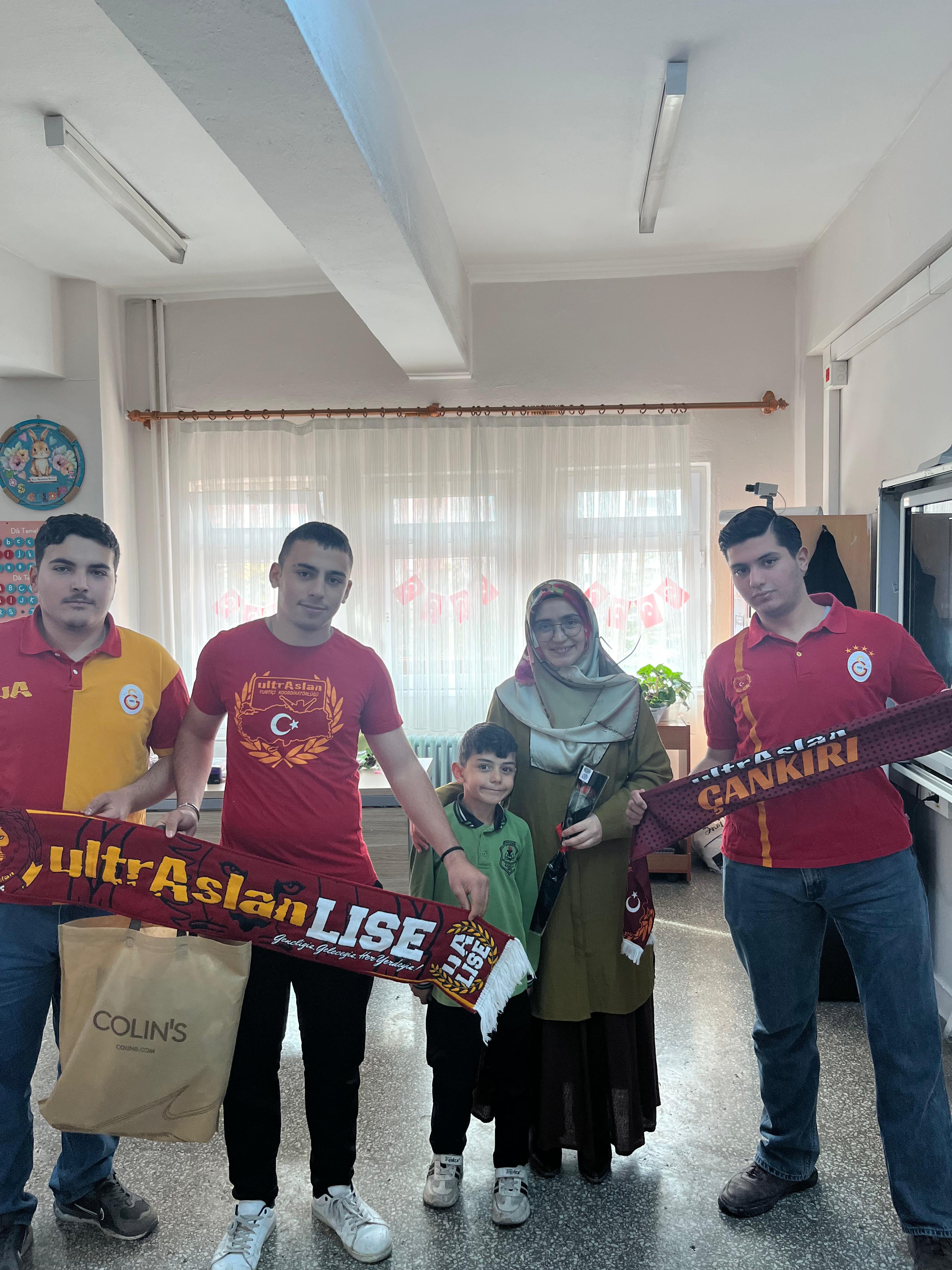 Başöğretmen Mustafa Kemal Atatürk’e ve Tüm Öğretmenlerimize Minnetle