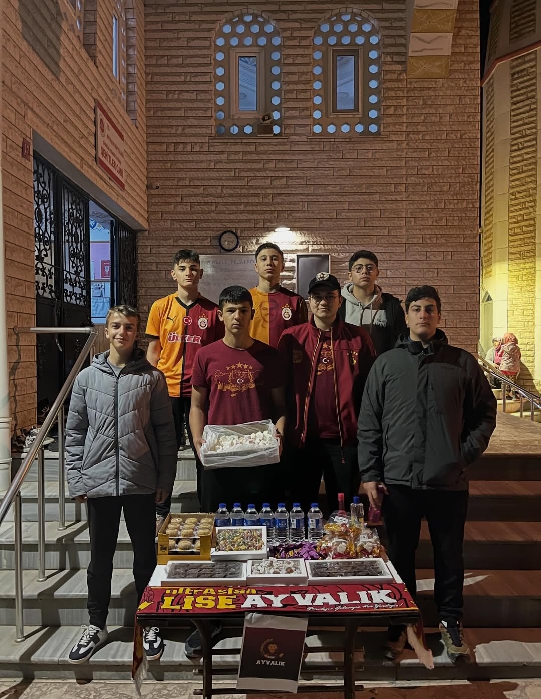 ultrAslanLİSE Ayvalık’tan Kadir Gecesi’nde Anlamlı İkram